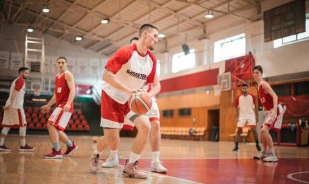 Comment les règles du basket influencent-elles le jeu ?