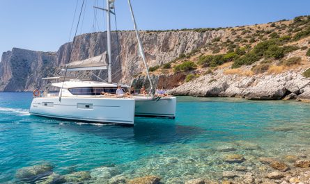 partez à l'aventure avec christal sailing et explorez la crète à bord d'un catamaran. vivez des séjours authentiques alliant détente, découvertes et paysages paradisiaques en méditerranée.