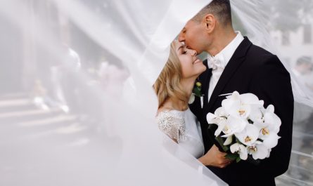 couple marié pose pour photos de mariage