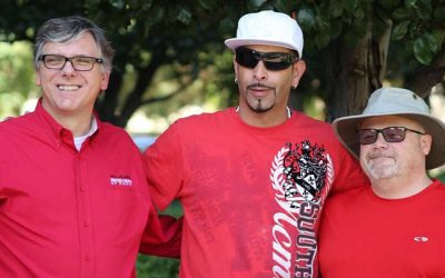 groupe de trois hommes