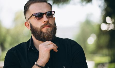 Comment faire pousser sa barbe plus vite ? La routine matinale indispensable