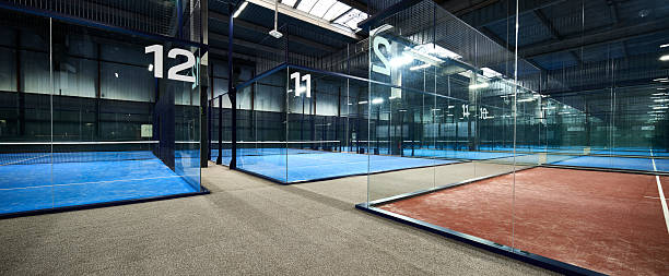 Existe-t-il des normes sportives spécifiques à respecter pour installer un terrain de padel ?