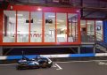 Un kart sur piste intérieure devant une salle vitrée