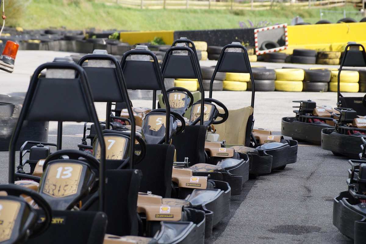 Karts de course sur une piste de karting