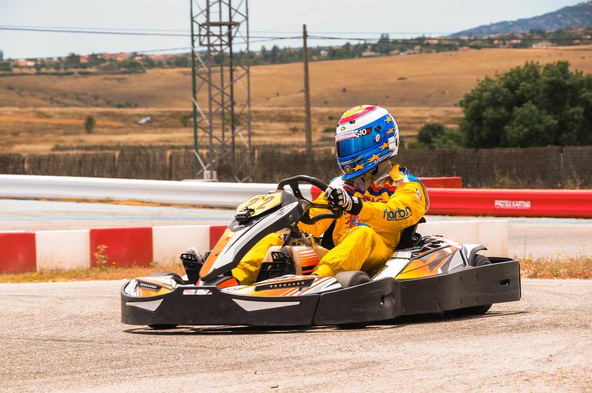 Un homme en karting sur une piste