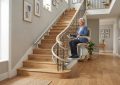 Monte-escalier moderne sur un escalier tournant, maison lumineuse